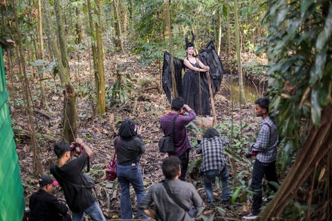 Fotografer yang tergabung dalam PCC tampak membidik salah satu model yang mengenakan gaun dari A'm Collection. Foto: Dok. PCC Pontianak