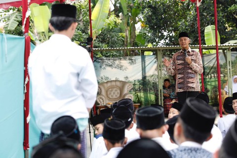 Gubernur Jawa Tengah, Ganjar Pranowo sowan ke para pengasuh Ponpes Baitul Muqoddas, Kecamatan Kedungwuni, Kabupaten Pekalongan pada Minggu (15/1/2023). Foto: Dok. Istimewa
