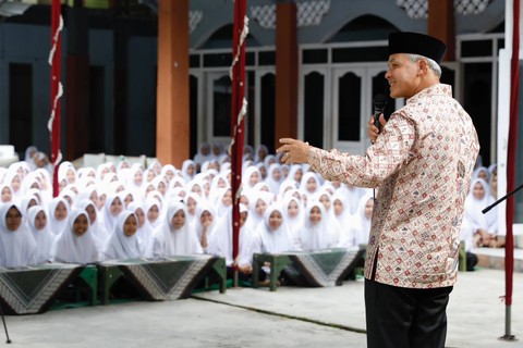 Gubernur Jawa Tengah, Ganjar Pranowo sowan ke para pengasuh Ponpes Baitul Muqoddas, Kecamatan Kedungwuni, Kabupaten Pekalongan pada Minggu (15/1/2023). Foto: Dok. Istimewa