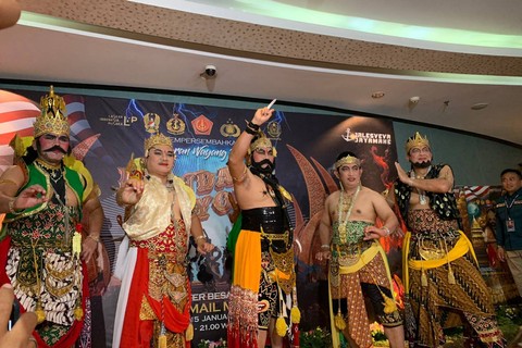 Foto dari kiri ke kanan: KSAL, KSAD, Panglima TNI, Kapolri, dan KSAU konferensi pers sebelum lakon Pandawa Boyong di TIM, Jakarta, Minggu (15/1/2023). Foto: Luthfi Humam/kumparan