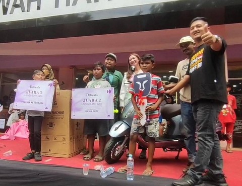 Bocah SD di Surabaya Dapat Motor Listrik Usai 2 Jam Memainkan Lato-lato