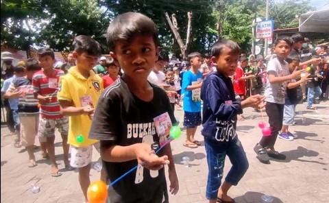 Bocah SD di Surabaya Dapat Motor Listrik Usai 2 Jam Memainkan Lato-lato (1)