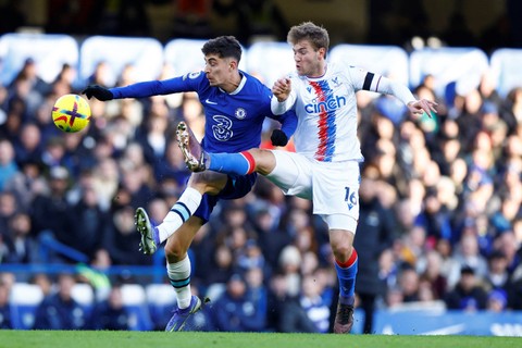 Pemain Chelsea Kai Havertz berebut bola dengan pemain Crystal Palace Joachim Andersen pada pertandingan lanjutan Liga Inggris di Stamford Bridge, London, Inggris. Foto: Peter Cziborra/REUTERS