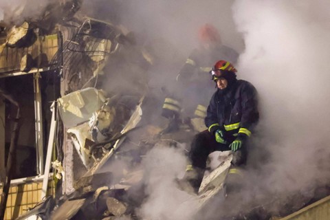 Tim penyelamat melakukan pencarian korban serangan rudal Rusia yang menghantam apartemen di Kota Dnipro, Ukraina, Minggu (15/1/2023).  Foto: Clodagh Kilcoyne/REUTERS