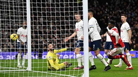 Penjaga gawang Tottenham Hotspur Hugo Lloris melakukan gol bunuh diri saat melawang Arsenal pada pertandingan lanjutan Liga Inggris di Stadion Tottenham Hotspur, London, Inggris. Foto: Dylan Martinez/REUTERS