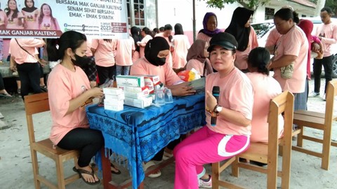 Relawan Mak Ganjar menggelar pengobatan gratis untuk ibu-ibu di Mantangai, Kabupaten Kapuas. Foto: Dok. Istimewa