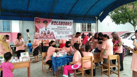 Relawan Mak Ganjar menggelar pengobatan gratis untuk ibu-ibu di Mantangai, Kabupaten Kapuas. Foto: Dok. Istimewa
