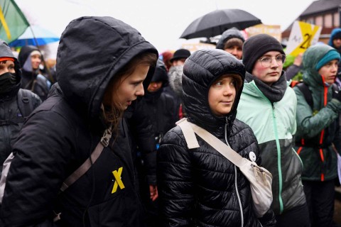 Aktivis iklim Greta Thunberg mengambil bagian dalam protes menentang perluasan tambang lignit terbuka Garzweiler utilitas RWE Jerman ke Luetzerath, di Keyenberg, Jerman, 14 Januari 2023. Foto: Christian Mang/Reuters 