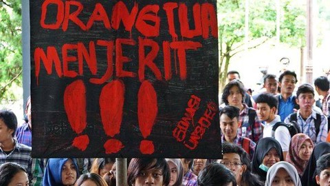 Ilustrasi aksi demo uang kuliah mahal. Foto: ANTARAFOTO/Idhad Zakaria