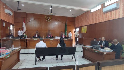Mantan Ketua DPRD Jabar, Irfan Suryanagara, saat memberi keterangan di PN Bale Bandung terkait kasus penipuan SPBU. Foto: Rachmadi Rasyad/kumparan