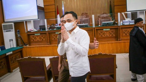 Terdakwa kasus pembunuhan berencana terhadap Nofriansyah Yosua Hutabarat atau Brigadir J, Ricky Rizal berjalan keluar ruangan usai menjalani sidang dengan agenda pembacaan tuntutan, di Pengadian Negeri Jakarta Selatan, Senin (16/1/2023).  Foto: Fauzan/Antara Foto