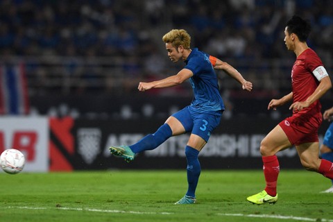 Pemain Timnas Thailand Theeraton Bunmathan mencetak gol ke gawang Timnas Vietnam pada pertandingan leg kedua Final Piala AFF 2022 di Stadion Thammasat, Pathum Thani, Thailand, Senin (16/1/2023). Foto: Chalinee Thirasupa/REUTERS