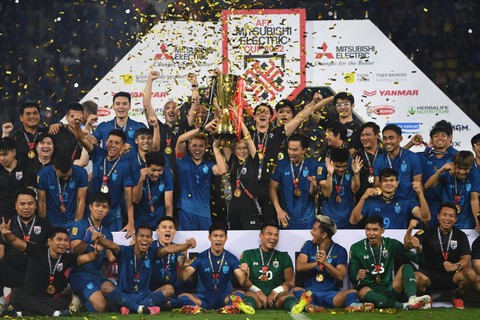 Selebrasi pemain Timnas Thailand usai menjadi juara Piala AFF 2022 mengalahkan Timnas Vietnam di Stadion Thammasat, Pathum Thani, Thailand, Senin (16/1/2023).  Foto: Chalinee Thirasupa/REUTERS