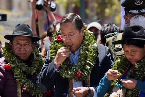 Wakil Presiden Bolivia David Choquehuanca dan Presiden Luis Arce mengunyah daun koka pada festival Akuliku di La Paz, Bolivia. Foto: Claudia Morales/REUTERS