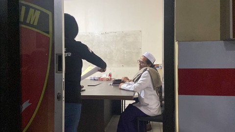 Kiai M. Fahim Mawardi saat diperiksa terkait kasus kekerasan seksual. Dok: Istimewa.