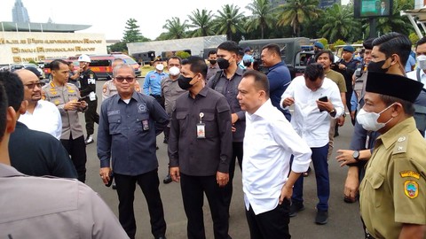 Wakil Ketua DPR RI Sufmi Dasco Ahmad memantau situasi demo kepala desa di DPR, Selasa (17/1/2023). Foto: Annisa Thahira Madina/kumparan