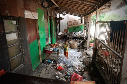 Seorang anak berada di Tempat Pembuangan Sampah Terpadu (TPST) Bantar Gebang, Ciketing Udik, Bekasi pada Selasa (17/1/2023). Foto: Iqbal Firdaus/kumparan