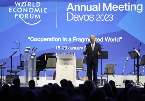 Pendiri Forum Ekonomi Dunia Klaus Schwab menyambut para tamu di Forum Ekonomi Dunia di Davos, Swiss Senin, 16 Januari 2023. Foto: AP/Markus Schreiber