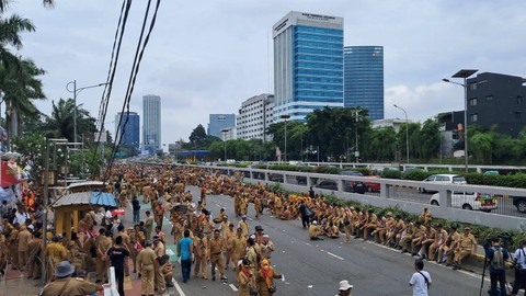 Situasi jalan gatot subroto di depan DPR ditutup saat massa kepala desa menggelar demo perpanjangan masa jabatan pada Selasa (17/1/2023). Foto: Annisa Thahira Madina/kumparan
