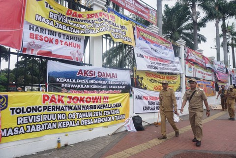 Sejumlah peserta aksi demo Kepala Desa membubarkan diri usai melakukan aksi unjuk rasa di depan Kompleks DPR, Senayan, Jakarta pada Selasa (17/1/2023). Foto: Iqbal Firdaus/kumparan