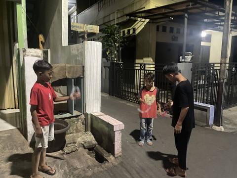 Potret anak-anak sedang bermain lato-lato (Foto: Dhea Annisa Putri)