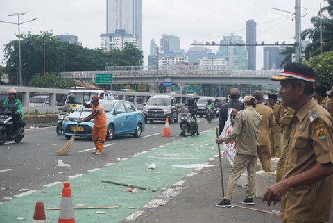 Sejumlah peserta aksi demo Kepala Desa membubarkan diri usai melakukan aksi unjuk rasa di depan Kompleks DPR, Senayan, Jakarta pada Selasa (17/1/2023). Foto: Iqbal Firdaus/kumparan