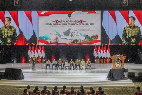 Presiden Joko Widodo memberikan sambutan dalam pembukaan Rakornas Kepala Daerah dan Forkopimda 2023 di SICC, Sentul, Kabupaten Bogor, Jawa Barat, Selasa (17/1/2023). Foto: Yulius Satria Wijaya/Antara Foto