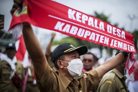 Massa dari Perkumpulan Aparatur Pemerintah Desa Seluruh Indonesia melakukan unjuk rasa di depan Gedung DPR, Senayan, Jakarta, Selasa (17/1/2023) Foto: ANTARA FOTO/Rivan Awal Lingga