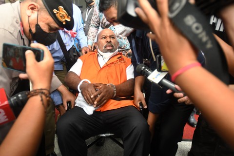 Gubernur Papua nonaktif Lukas Enembe (tengah) menuju mobil tahanan di Gedung Merah Putih KPK, Jakarta, Selasa (17/1/2023). Foto: Aditya Pradana Putra/Antara Foto