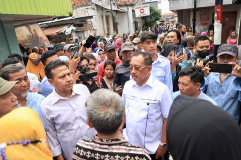 Wakil Wali Kota Surabaya, Armuji meninjau Sekolah Dasar (SD) milik Yayasan Pendidikan Islam (YPI) Cokroaminoto Surabaya yang disegel Pemkot Surabaya karena tidak memiliki Izin Mendirikan Bangunan (IMB). Foto: Humas Wakil Wali Kota Surabaya