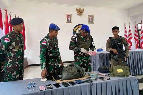 Penangkapan sembilan orang pelaku pencurian 34 karung konsentrat milik PT. Freeport Indonesia (PTFI) di area Portsite, Kabupaten Mimika, Papua Tengah, sekitar pukul 02.30 WIT, Senin, (16/1/2023). Foto: Dispenal