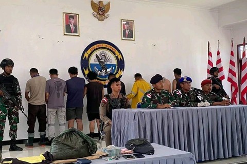 Penangkapan sembilan orang pelaku pencurian 34 karung konsentrat milik PT. Freeport Indonesia (PTFI) di area Portsite, Kabupaten Mimika, Papua Tengah, sekitar pukul 02.30 WIT, Senin, (16/1/2023). Foto: Dispenal