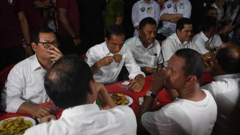 Presiden Jokowi saat mencicipi kopi di salah satu kawasan kuliner di Kota Manado, Sulawesi Utara.