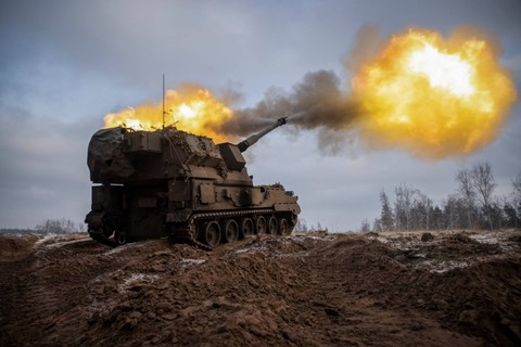 Prajurit Ukraina menembakkan howitzer self-propelled Krab Polandia ke posisi Rusia, di tengah serangan Rusia di Ukraina, di garis depan di wilayah Donetsk, Ukraina. Foto: Oleksandr Ratushniak/REUTERS
