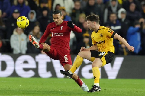 Pemain Liverpool Thiago Alcantara berusaha melewati pemain Wolverhampton Wanderers Joseph Hodge pada pertandingan putaran ketiga Piala FA di Stadion Molineux, Wolverhampton, Inggris, Selasa (17/1/2023). Foto: Phil Noble/REUTERS