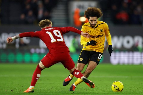 Pemain Liverpool Harvey Elliott berebut bola dengan pemain Wolverhampton Wanderers Rayan Ait-Nouri pada putaran ketiga Piala FA di Stadion Molineux, Wolverhampton, Inggris, Selasa (17/1/2023).  Foto: Matthew Childs/REUTERS