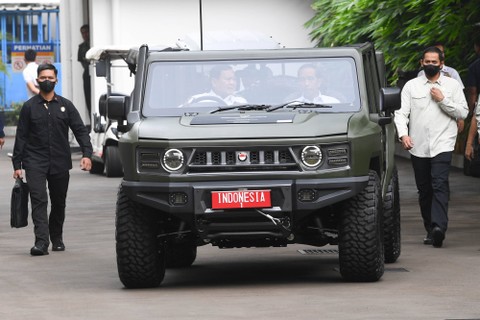 Presiden Joko Widodo (kanan) bersama Menhan Prabowo Subianto (kiri) menaiki mobil Maung buatan Pindad saat menghadiri Rapim Kemhan 2023 di Jakarta, Rabu (18/1/2023). Foto: Akbar Nugroho Gumay/ANTARA FOTO
