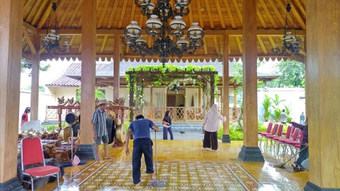 Suasana rumah duka Dubes RI untuk Italia Muhammad Prakosa di Gersik, Desa Sumbermulyo, Kecamatan Bambanglipuro, Kabupaten Bantul, Rabu (18/1/2023). Foto: Arfiansyah Panji Purnandaru/kumparan