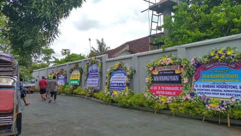 Suasana rumah duka Dubes RI untuk Italia Muhammad Prakosa di Gersik, Desa Sumbermulyo, Kecamatan Bambanglipuro, Kabupaten Bantul, Rabu (18/1/2023). Foto: Arfiansyah Panji Purnandaru/kumparan