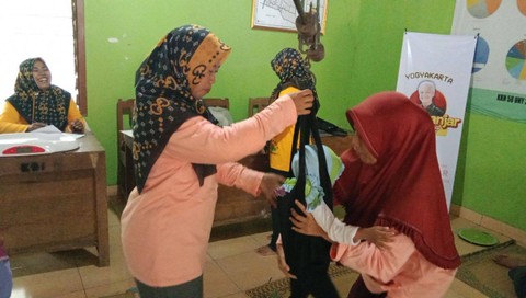 Sukarelawan Mak Ganjar DIY saat menggelar penyuluhan stunting kepada ibu-ibu di Gunungkidul, Rabu (18/1/2023). Foto: Dok. Istimewa