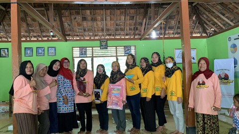 Selain penyuluhan stunting, Mak Ganjar DIY juga memberikan bantuan makanan untuk bayi hingga timbanga. Foto: Dok. Istimewa