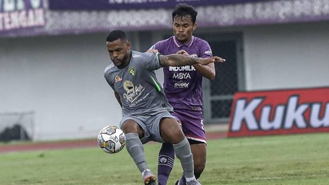 Persita Tangerang melawan Persebaya Surabaya dalam laga pekan ke-19 Liga 1 2022/23 di Stadion Indomilk Arena Rabu (18/1/2023). Foto: Twitter/@Persitajuara