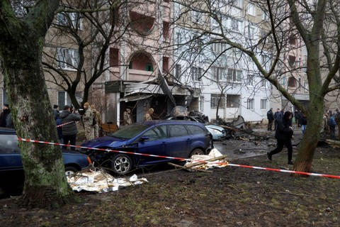 Kondisi di lokasi helikopter jatuh di gedung infrastruktur sipil, di kota Brovary, di luar Kiev, Ukraina, Rabu (18/1/2023). Foto: Valentyn Ogirenko/REUTERS