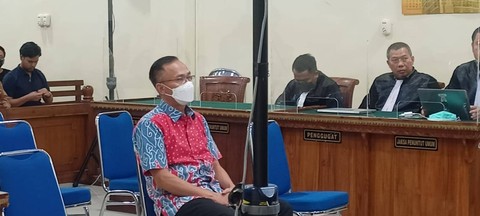 Terdakwa Andi Desfiandi mengaku ikhlas atas vonis majelis hakim yang menghukumnya selama 1 tahun 4 bulan penjara. | Foto: Galih Prihantoro/ Lampung Geh