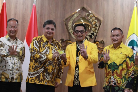 Ketua Umum Partai Golkar Airlangga Hartanto berfoto bersama dengan Gubernur Jawa Barat Ridwan Kamil, Sekjen Partai Golkar Lodewijk Freidrich Paulus, Wakil Ketua umum partai Golkar (Korbid Perekonomian) Agus Gumiwang saat pertemuan Partai Golkar. Foto: Reno Esnir/Antara Foto