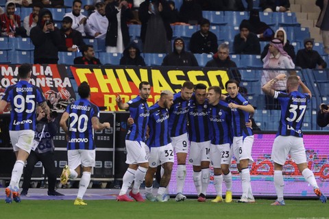 Selebrasi pemain Inter Milan usai mencetak gol ke gawang AC Milan pada pertandingan Piala Super Italia di Stadion King Fahd, Riyadh, Arab Saudi, Rabu (18/1/2023).  Foto: GIUSEPPE CACACE / AFP