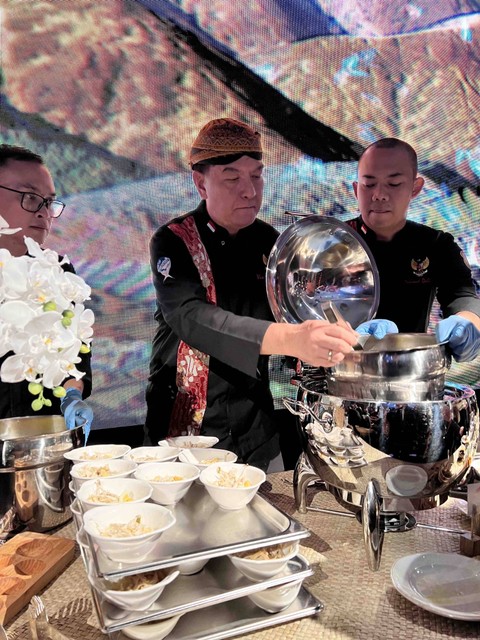 Chef Vindex menyajikan makanan ke tamu di di Indonesia Night 2023, Davos, Swiss, Rabu (18/1/2023) Foto: Ema Fitriyani/kumparan