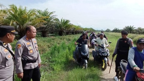 Kapolres Mamuju Tengah AKBP Amri Yudhy saat mendatangi lokasi bentrok dua kelompok warga di Dusun Padang Kalua. Foto: Dok. Polres Mamuju Tengah