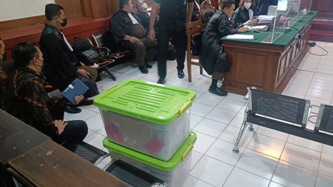 Kotak berisi berkas terdakwa Ketua Panpel Arema FC Abdul Haris dan Security Officer Suko Sutrisno serta anggota Polri Kabag Ops Polres Malang Kompol Wahyu Setyo Pranoto. Foto: Farusma Okta Verdian/kumparan