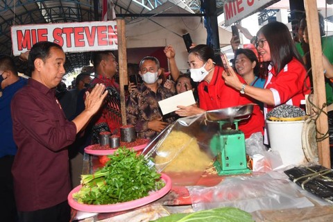 Presiden Jokowi (kemeja merah marun) mengunjungi serta membagikan bansos kepada para pedagang di Pasar Pinasungkulan, Kota Manado, Kamis (19/1/2023). Foto: Rusman/Biro Pers Sekretariat Presiden